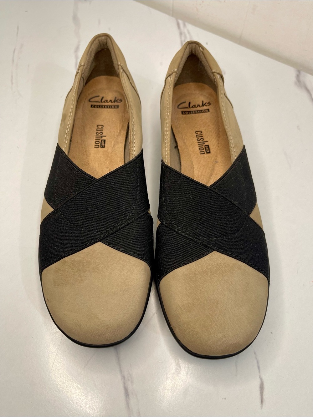 Clarks Medora Jem Loafer Beige and Black Crisscross Elastic SlipOn Flats Sz 6.5M
